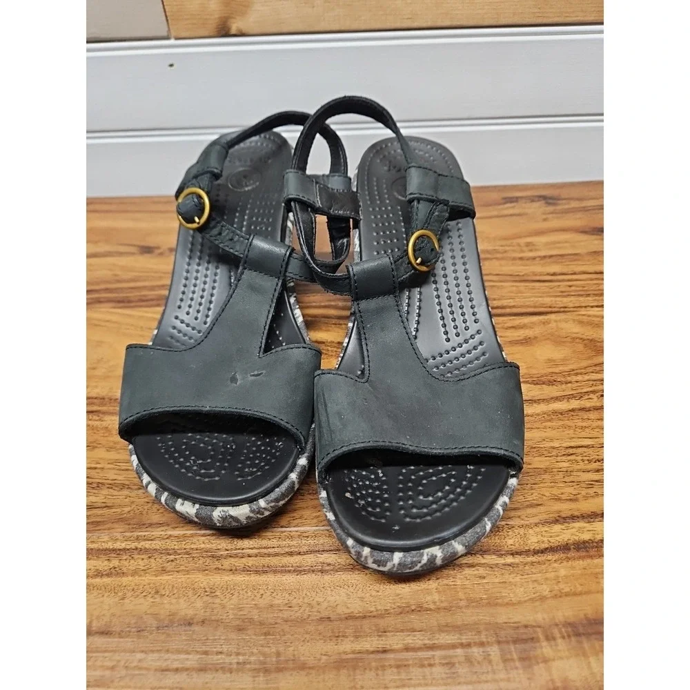 Crocs Leigh Ikat Sandals Womens 8 Black White Nubuck Wedge T Strap Buckle